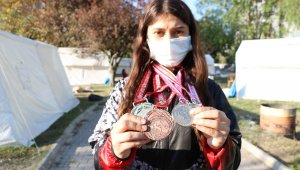 Deprem evini yıktı, azmini yıkamadı