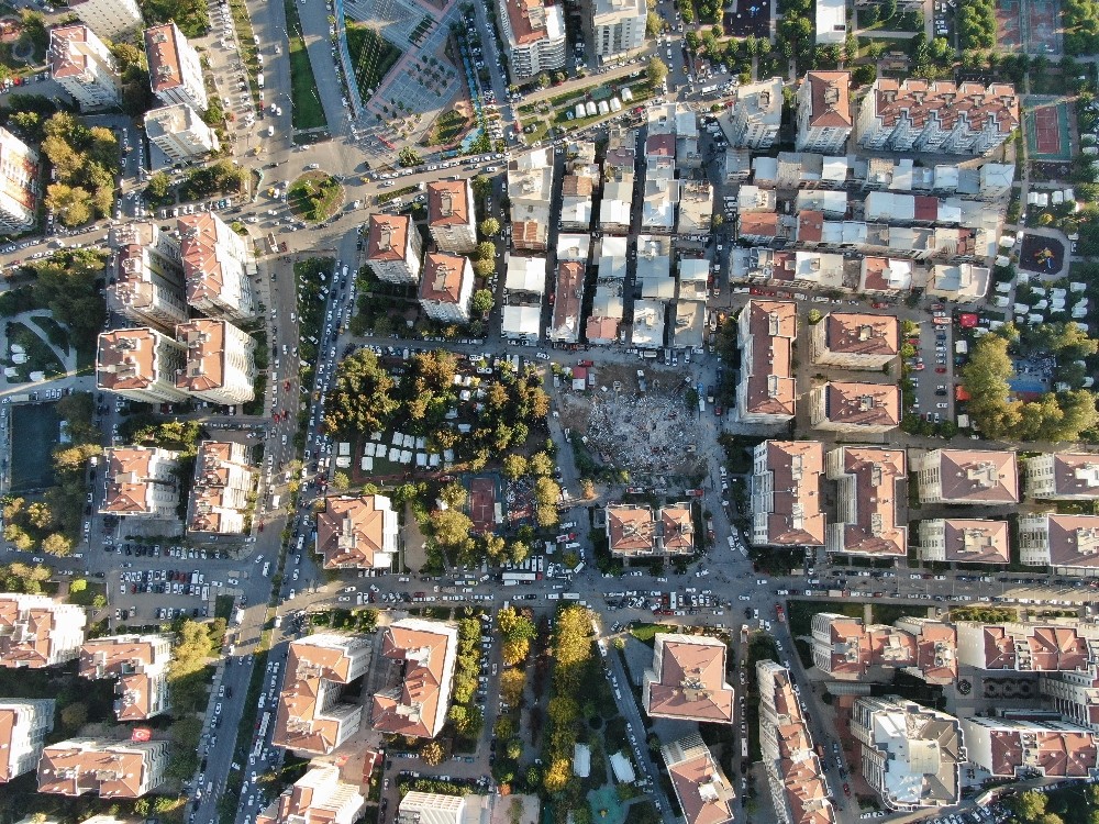 Deprem sonrası İzmir'de son durum havadan görüntülendi