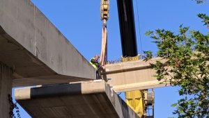 Depremde araçların üzerine düşen viyadüğün dev beton blokları kaldırılıyor
