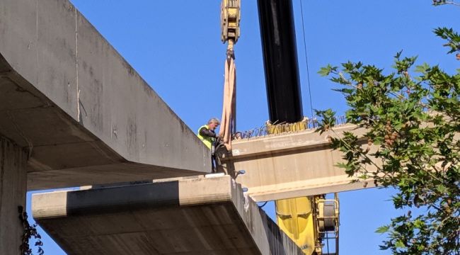 Depremde araçların üzerine düşen viyadüğün dev beton blokları kaldırılıyor