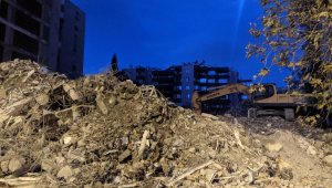 Depremde çöken Yılmaz Erbek apartmanından 3 kişi daha cansız olarak çıkarıldı
