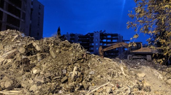 Depremde çöken Yılmaz Erbek apartmanından 3 kişi daha cansız olarak çıkarıldı