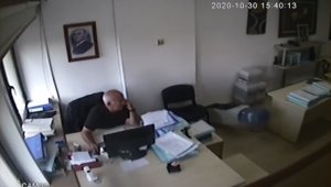 Depremde soğukkanlılığıyla dikkat çekmişti, çalışmaya devam etmiş