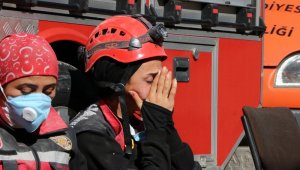 Depremin kahramanları üzüntü ve sevinci bir arada yaşıyor
