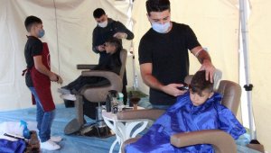Depremzede çocukları tıraş etmek için seferber oldular