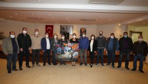 Efes Selçuk Belediyesi'ne küçük Elif'in hayata tutunuşunun fotoğrafı asıldı
