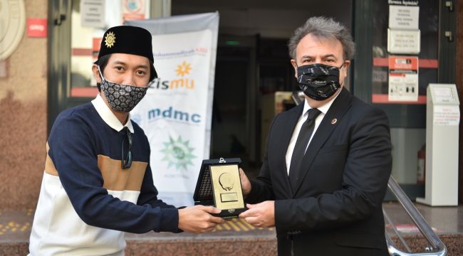 Endonezyalı öğrencilerden depremzede çocuklara bilgisayar