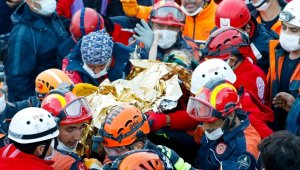 Enkazdan 65 saat sonra çıkarılan Elif ve kardeşlerinin tedavisi sürüyor
