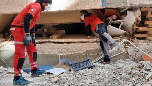 Enkazdan çıkan dram: Ölen torununun elini 14 saat bırakmadı