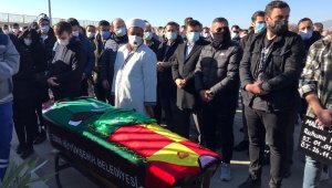 Enkazdan kurtarıldıktan sonra hayatını kaybeden amatör futbolcuya acı veda