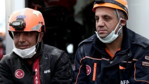 Enkazdan kurtulan Ayda'yı öpen kahraman konuştu