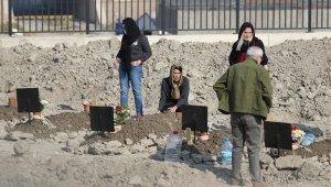 İzmir depreminde hayatını kaybedenler mezarı başında anıldı