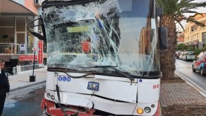 İzmir Urla'da iki Eshot otobüsü çarpıştı