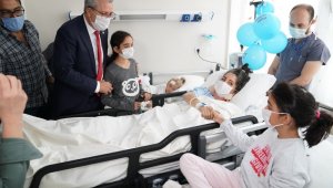 İzmir'de 65 saat sonra enkazdan kurtarılan Elif ve ailesi taburcu oldu