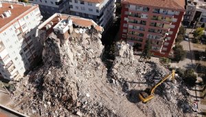İzmir'de 9 kişinin hayatını kaybettiği sitede kontrollü yıkım sürüyor