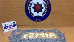 İzmir'de araca baskın: 6 bine yakın hap ele geçirildi!