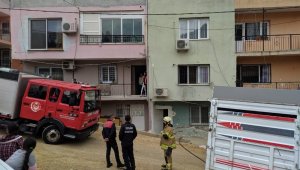 İzmir'de çıkan yangında alevlerden kaçmak için balkondan atladı