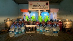 İzmir'de kaçak içki operasyonu: Litrelerce kaçak alkol ele geçirildi!