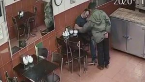 İzmir'de kapkaç anı: Sandalyede uyuyakaldı, telefonunu çaldırdı!