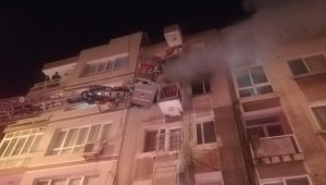 İzmir'de korkutan ev yangında bir kişi dumandan etkilendi