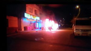 İzmir'de park halindeki araç alev aldı