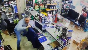 İzmir'deki depremde iş yerinde yaşanan panik anları kamerada