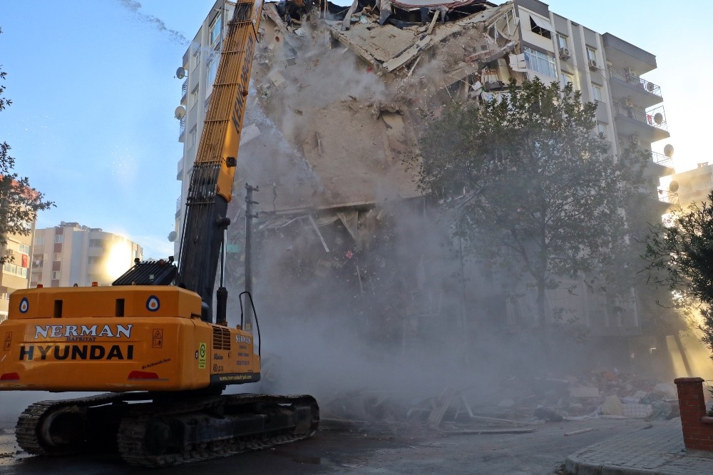 Karagül apartmanın yıkım çalışmaları başladı