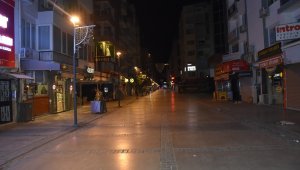 Kısıtlamanın ikinci gününde İzmir'de sokaklar boş kaldı