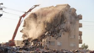 Kontrollü yıkım sırasında binanın büyük bölümü yıkıldı, o anlar kameraya yansıdı