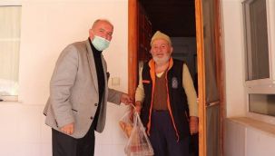 Muhtar halkın ihtiyaçlarını motorla karşılıyor