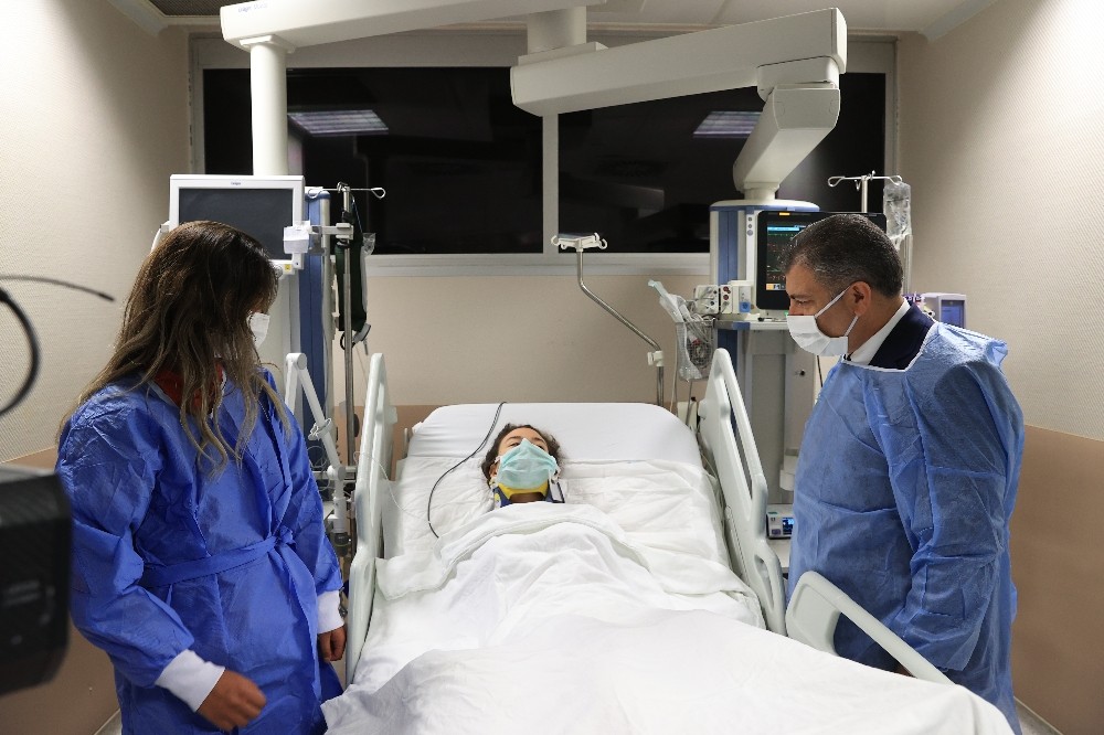 Sağlık Bakanı Koca, depremin simgesi İnci'yi ziyaret etti