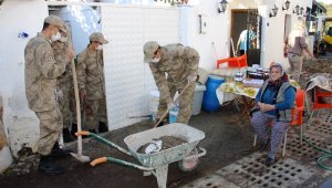 Serpil teyzeye Mehmetçikten yardım eli​​​​​​​