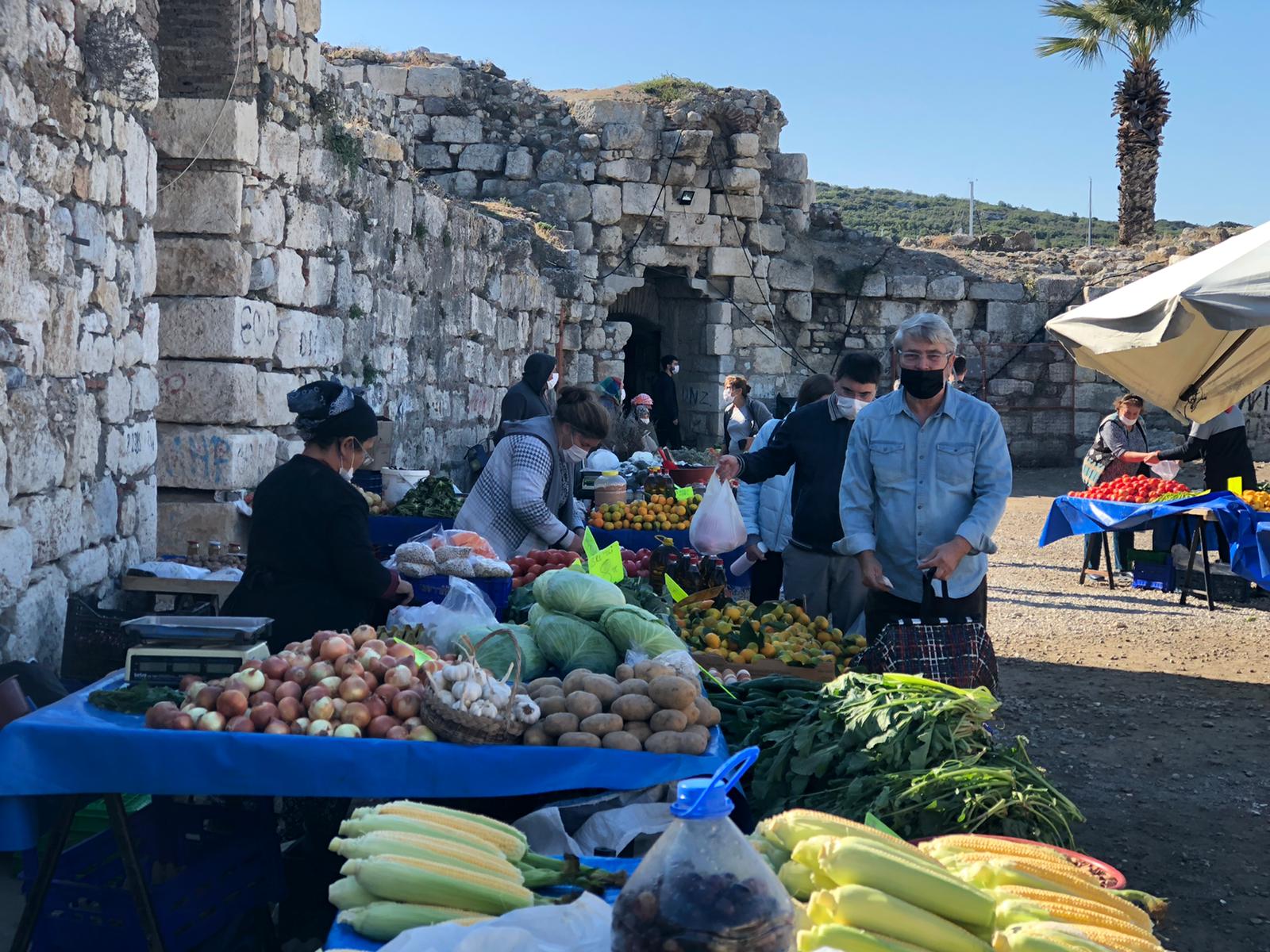 Sığacık Pazarı'nda tezgahlar yeniden kuruldu