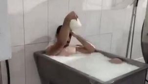 Süt banyosu yapan işçiler hakkında karar!