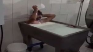 Süt fabrikasında skandal görüntü: Süt kazanına girip banyo yaptı