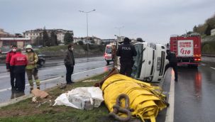 Aşırı hız yapan kamyonet devrildi: 2 yaralı