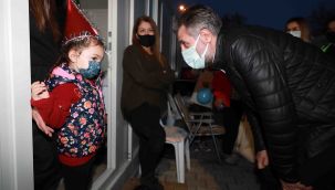 Başkan Sandal'dan konteyner kentteki çocuklara yeni yıl sürprizi
