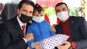 CHP Konak Gençlik'ten çocuklara yeni yıl hediyesi