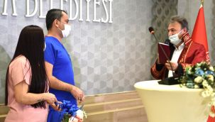 Doktor önlüğü gelinlik ve damatlık, ambulans gelin arabası oldu