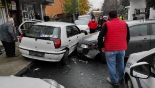 Epilepsi nöbeti geçiren sürücü 4 otomobile çarptı