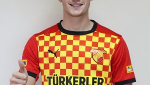 Göztepe'de bir genç daha profesyonel oldu