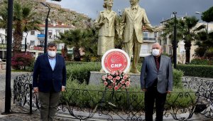 İsmet İnönü, Çeşme'de heykeli başında anıldı