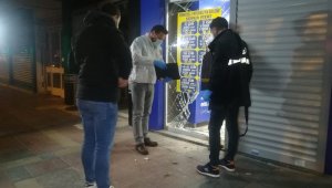 İzmir'de 3 bisikletli hırsız iş yerinden 25 cep telefonu çaldı