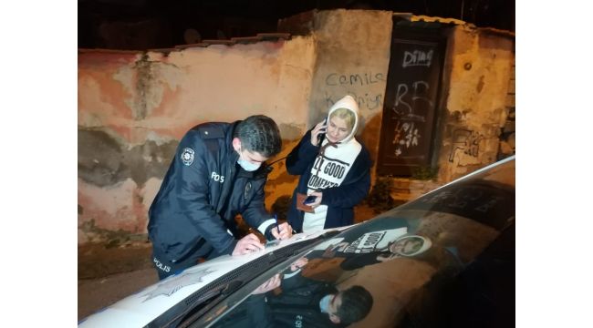 İzmir'de hareketli gece: Sürücü, aracı ve içindeki 2 kadını bırakıp kaçtı