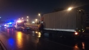 İzmir'de kamyon bariyere çarptı: 1'i ağır 3 yaralı