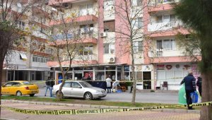 İzmir'de korkunç olay: Babasını sokak ortasında sopayla öldürdü!