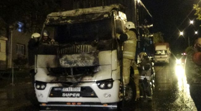 İzmir'de park halindeki TIR alevlere teslim oldu