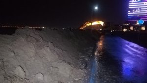 İzmir'de sahil bandına 2 kilometre kumdan set