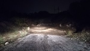 İzmir'de sel sularına kapılan araçta bulunan 5 kişiden 2'si kayboldu!