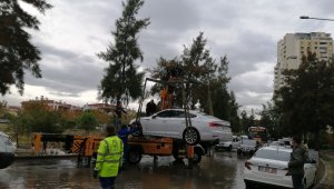 İzmir'deki su taşkınının ardından araçlar çekiliyor